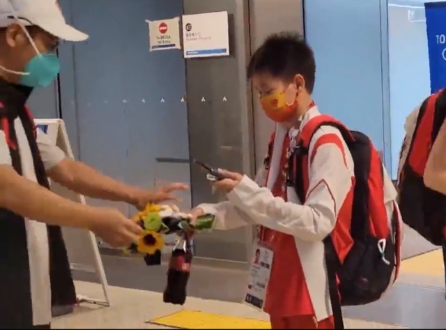 追着队友打?全红婵太顽皮被闺蜜吐槽,红姐直接反驳:骗人!休闲区蓝鸢梦想 - Www.slyday.coM 追着队友打?全红婵太顽皮被闺蜜吐槽,红姐直接反驳:骗人!休闲区蓝鸢梦想 - Www.slyday.coM