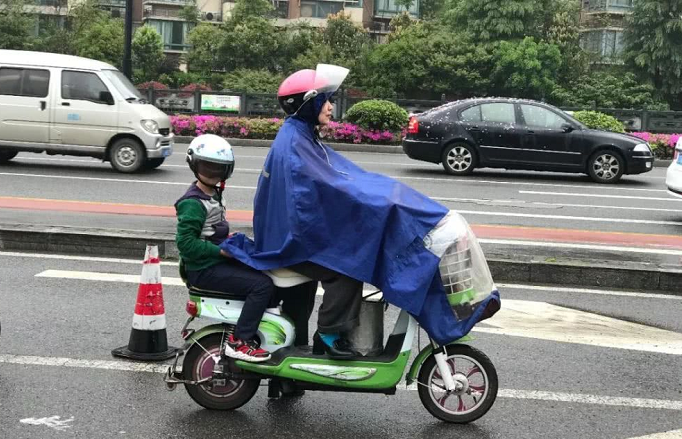 头盔刚戴好,电动车载人规定又在多地实施?别忽视,已有多人被罚