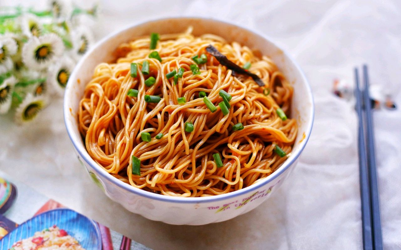 想吃葱油拌面自己在家也能做鲜美爽滑味道比买的好吃