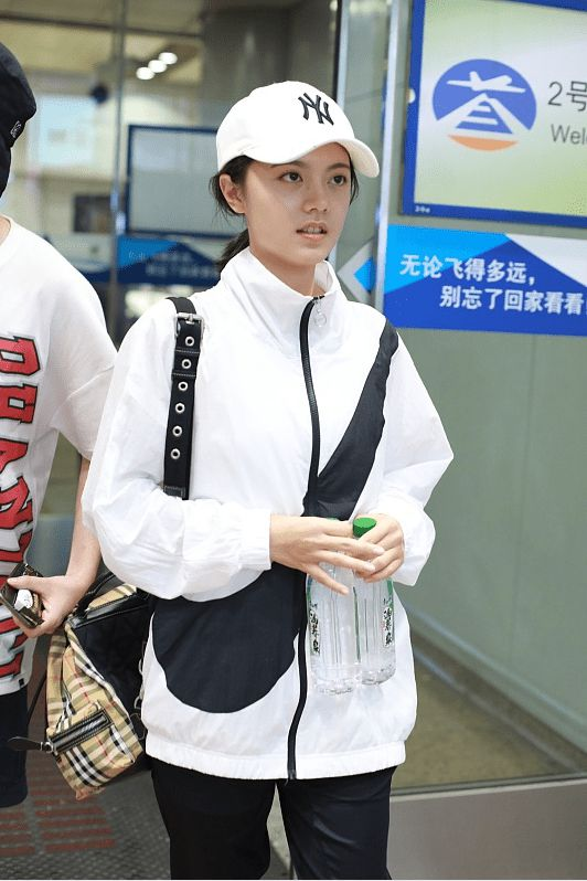 赵今麦才18岁就这么会打扮一身黑白运动套装青春靓丽活力十足