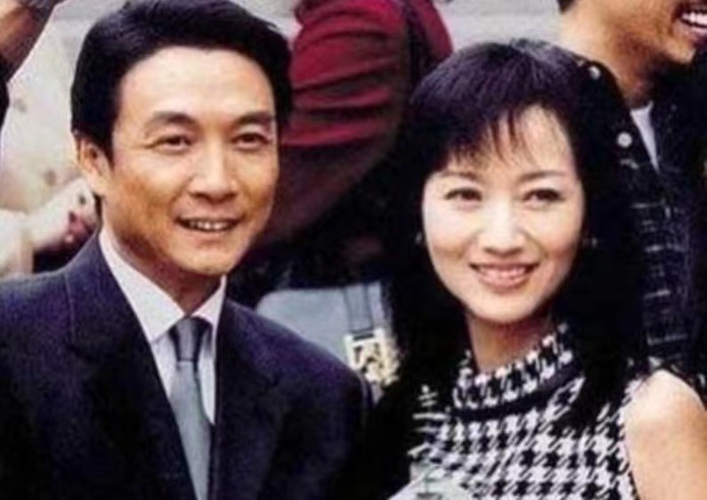 67岁TVB演员李影忘年恋曝光,与小男友甜蜜约会,旁若无人接吻|李影|刘松仁|约会_新浪新闻