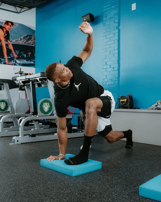 威少最新训练照曝光!全神贯注发型抢眼,湖人晒0号球衣:快来了