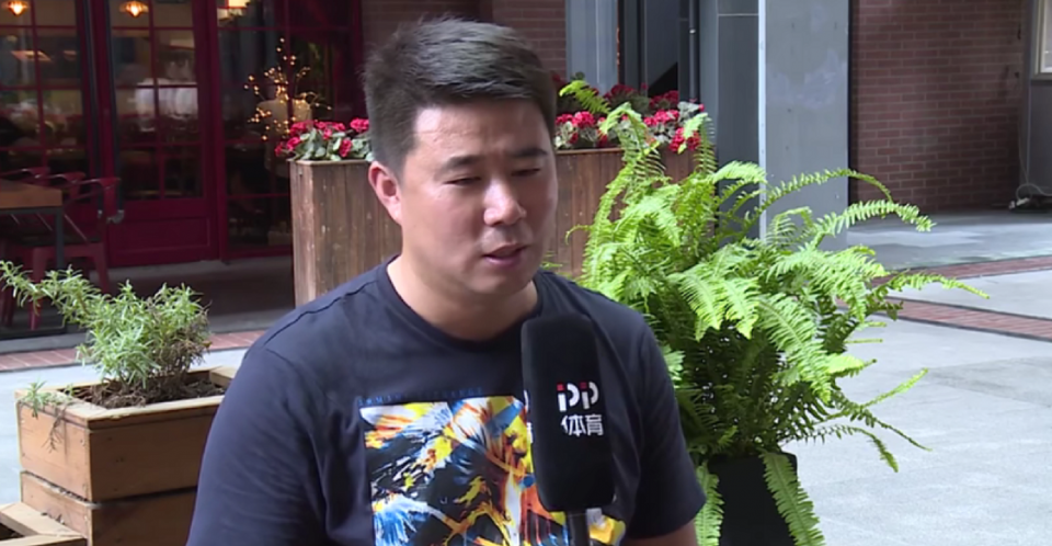 其他多名中国球员都为c罗重回曼联而发声,其中女足前国脚王思丽表示