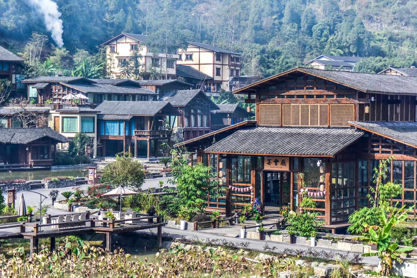 室外都有着中国古典的建筑美,民国风的复古气息以及黔北民居的元素