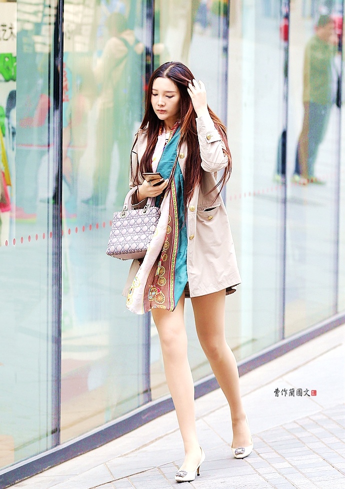 街拍:美女,用肉丝增加着装正式感__财经头条