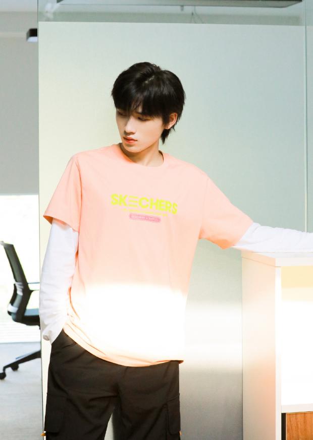 宋亚轩抓住夏天小尾巴橙色t恤青春阳光奶帅气息太可爱