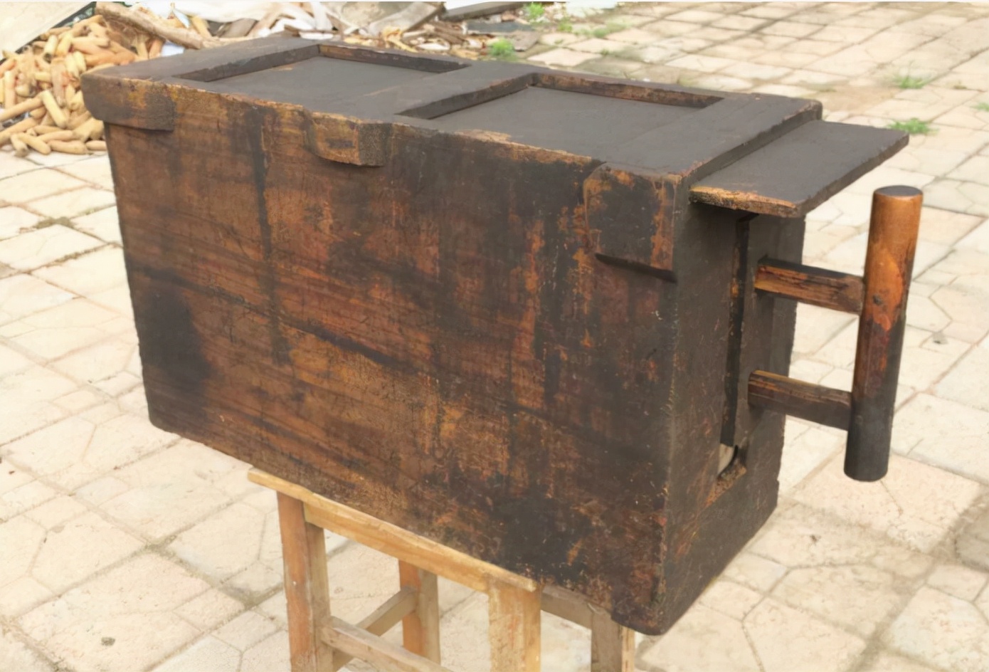 图为风箱说完了风箱,再来说说打井,这里说的井,可不是一般人用来取水