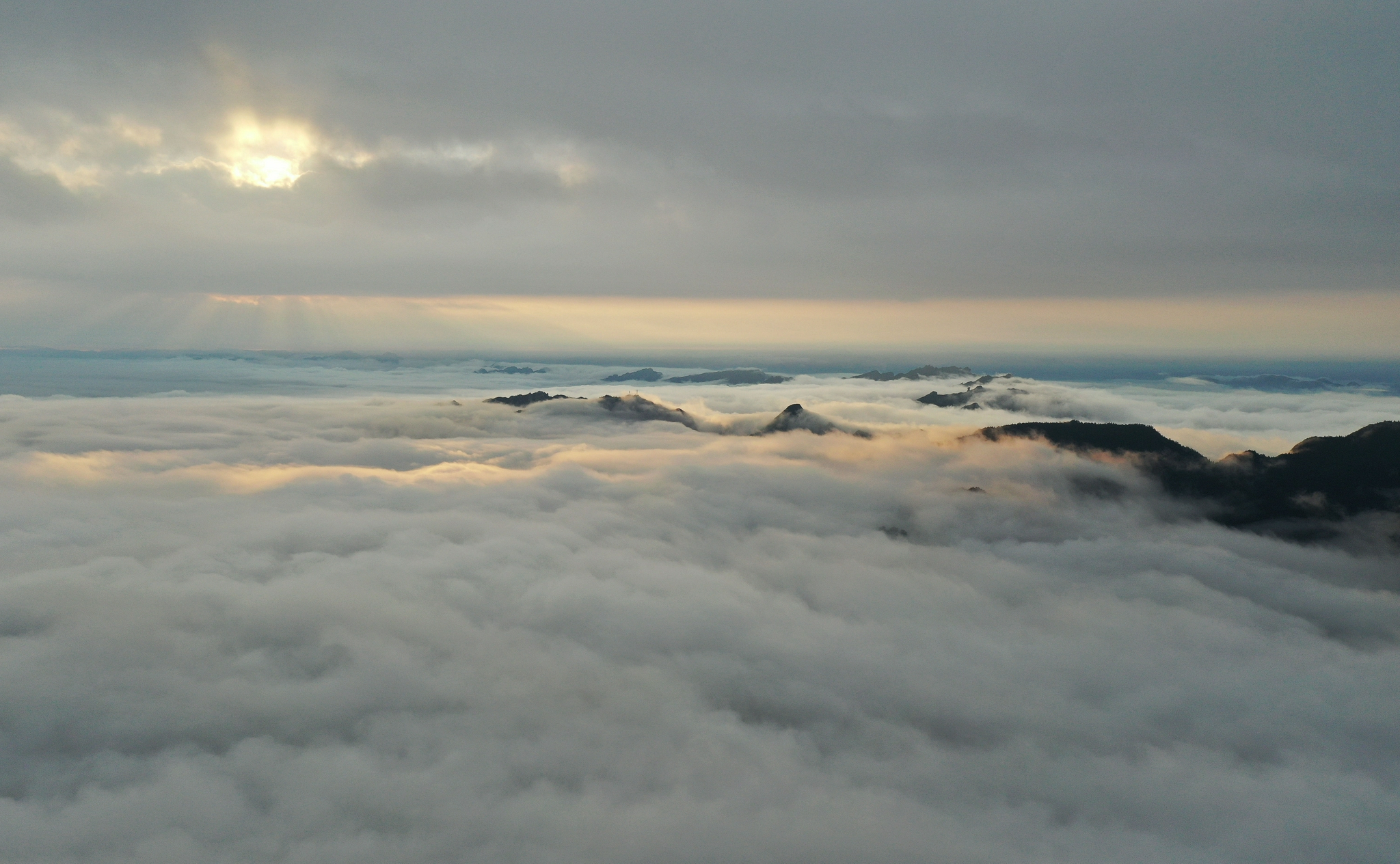 这是8月28日在张家界武陵源景区黄石寨拍摄的云海景观(无人机照片).