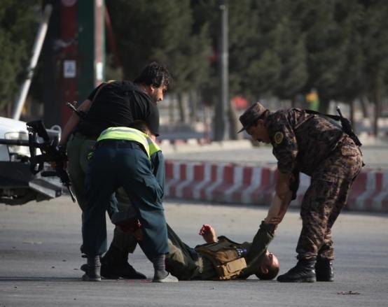 喀布爾機場上演驚魂夜,兩起爆炸致數百人死傷,拜登:繼續撤軍|阿富汗