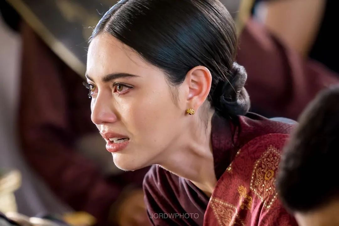 红遍美妆时尚圈的混血浓颜女星mai却因为一条ins翻了船