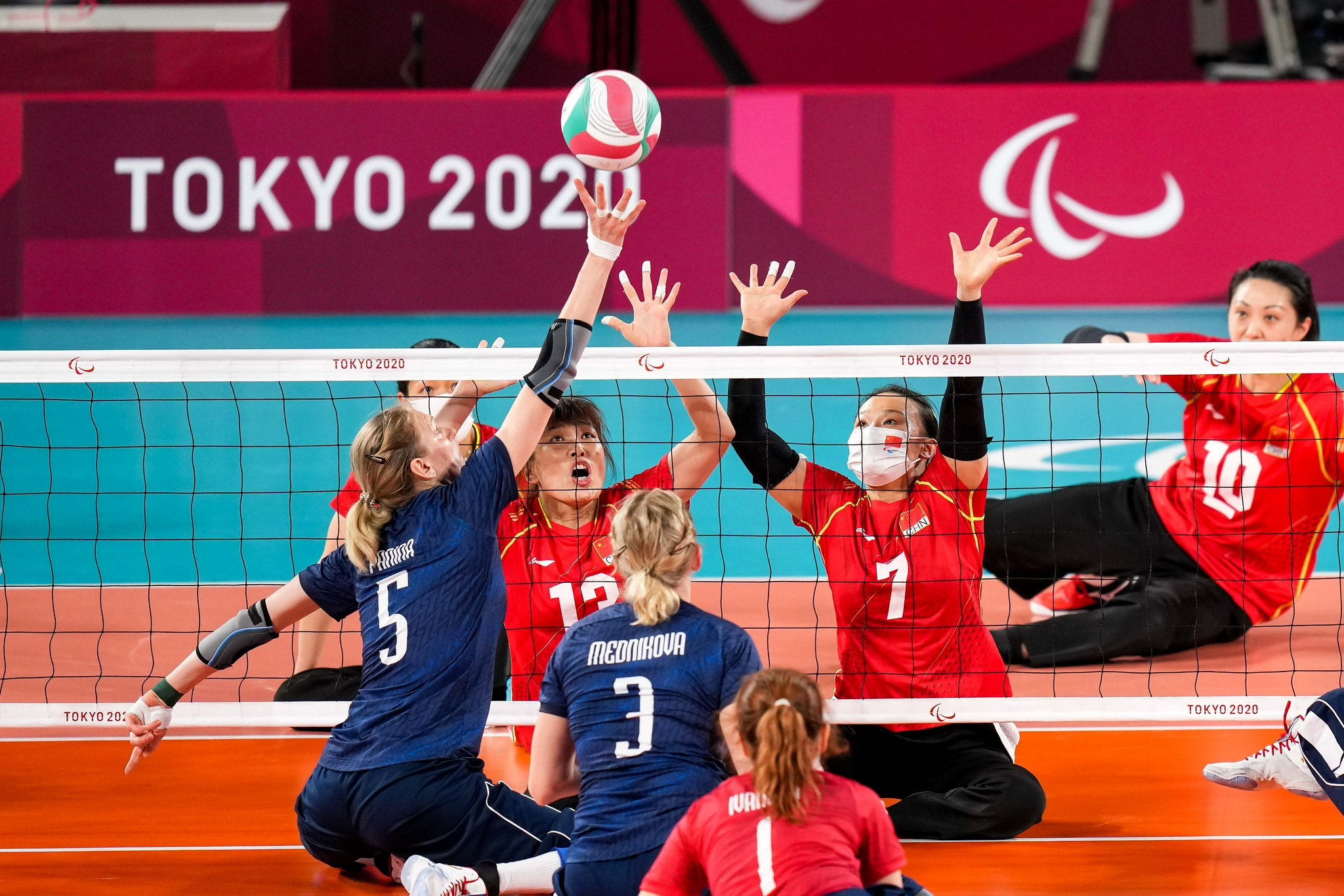 坐式排球女子小组赛中国队胜俄罗斯残奥委会队