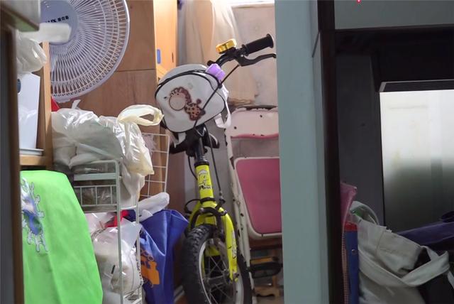 香港1家3口住10㎡劏房:生活7年的蜗居塞满杂物,半平米不敢浪费
