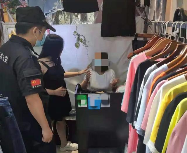 女子藏身商场厕所给骗子转钱，真警察“急哭”休闲区蓝鸢梦想 - Www.slyday.coM