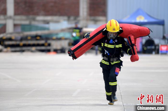 广西消防技能大比武战高温秀神技