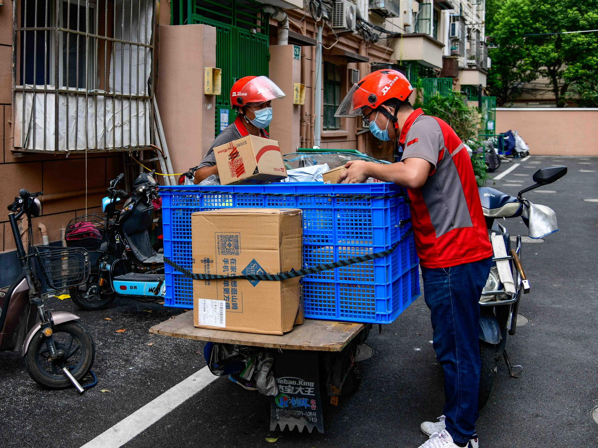 记者拜师体验一线快递员的艰辛