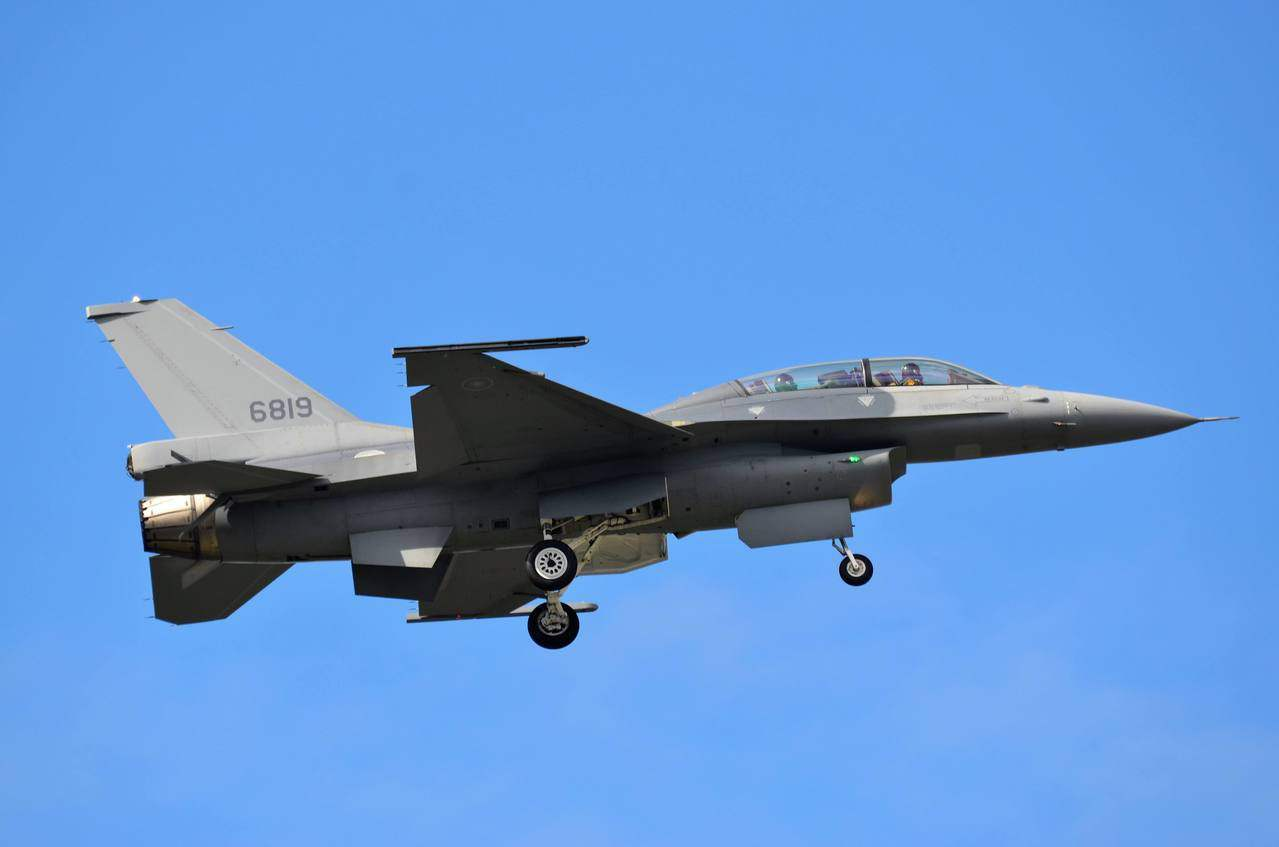 台湾航空爱好者拍到的改装过的f-16v战机