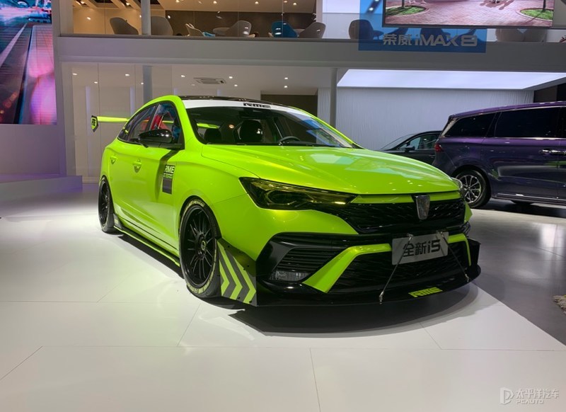 而荣威i5改装版实车则采用了夸张的碳纤维前唇和大尺寸扰流板来