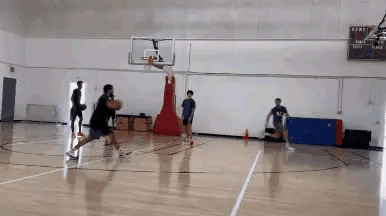 克莱秀出三分视频。