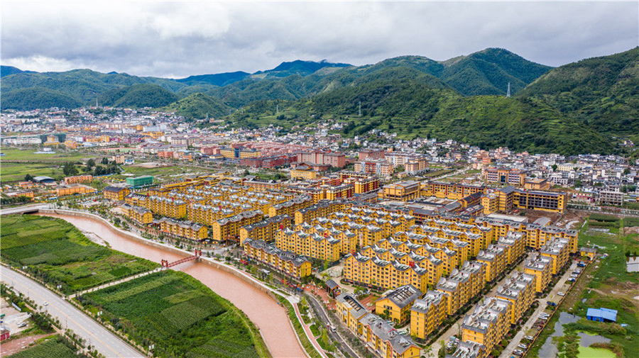 这是宁蒗县规模最大的易地扶贫搬迁安置区幸福家园一景（8月26日摄，无人机照片）。新华社记者 胡超 摄