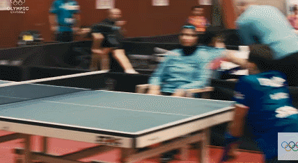 哈马托用嘴打球。