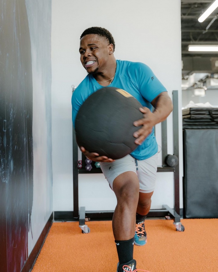 威少弟弟晒与威少一起健身我哥今天教我练腹肌