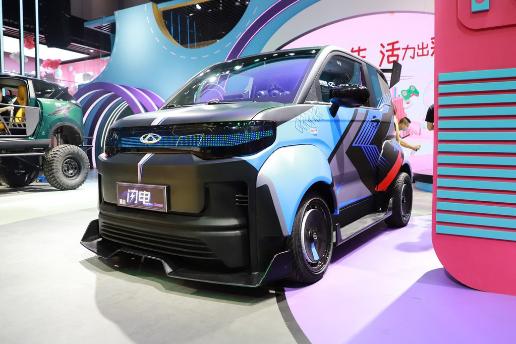 2021成都车展机甲战士奇瑞qq冰淇淋闪电亮相