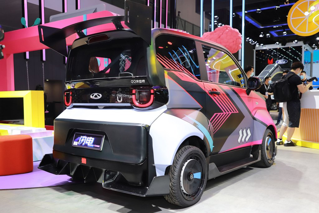 2021成都车展机甲战士奇瑞qq冰淇淋闪电亮相