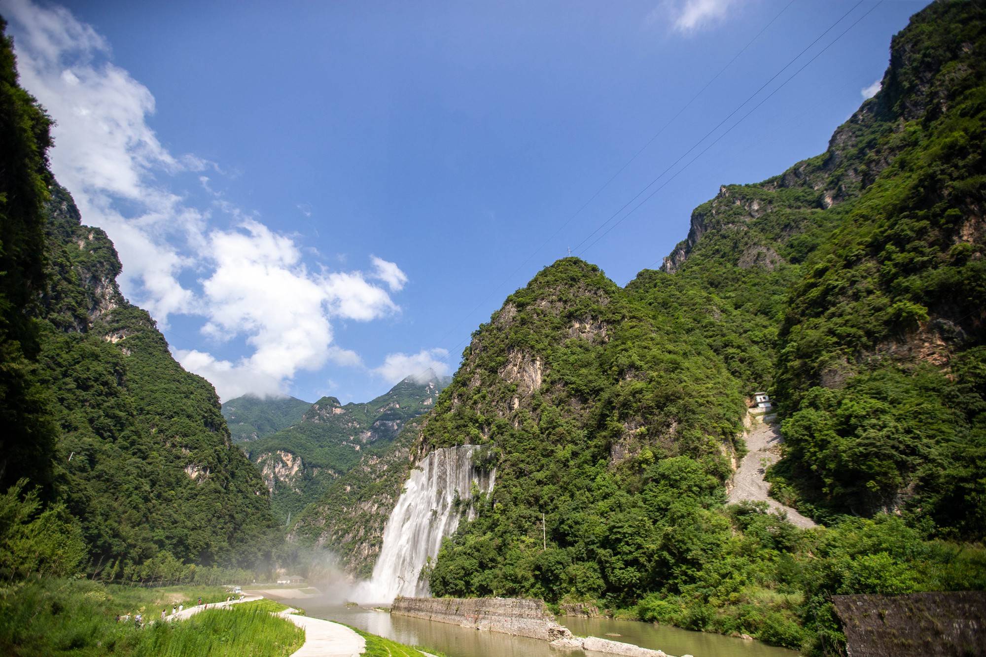 激情漂流,浪花里的欢乐朝天吼景区距离宜昌市100公里,一个多小时车程