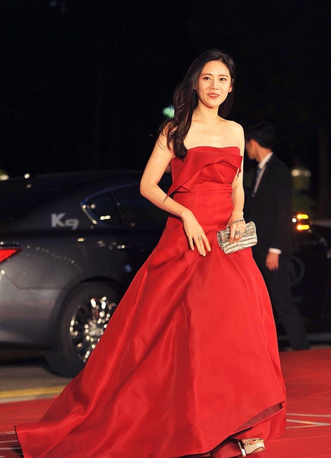 秋瓷炫人美又会穿,v领连体裤简约干练又不失温柔感,高挑时髦