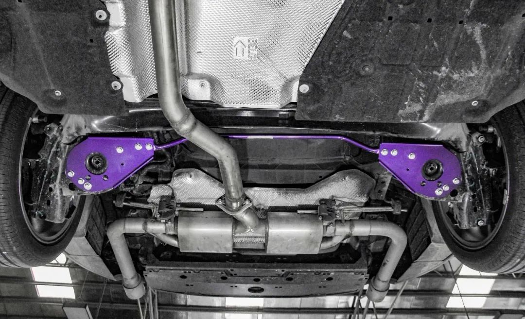 还能对偏单薄的后悬架进行补强,让昂克赛拉原厂seb蝶形仿生后悬的抗侧