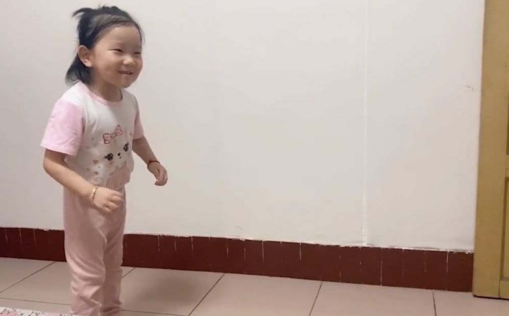 重庆5岁脑瘫女孩挑战自己穿衣服,因动作慢一句对不起让妈妈破防休闲区蓝鸢梦想 - Www.slyday.coM