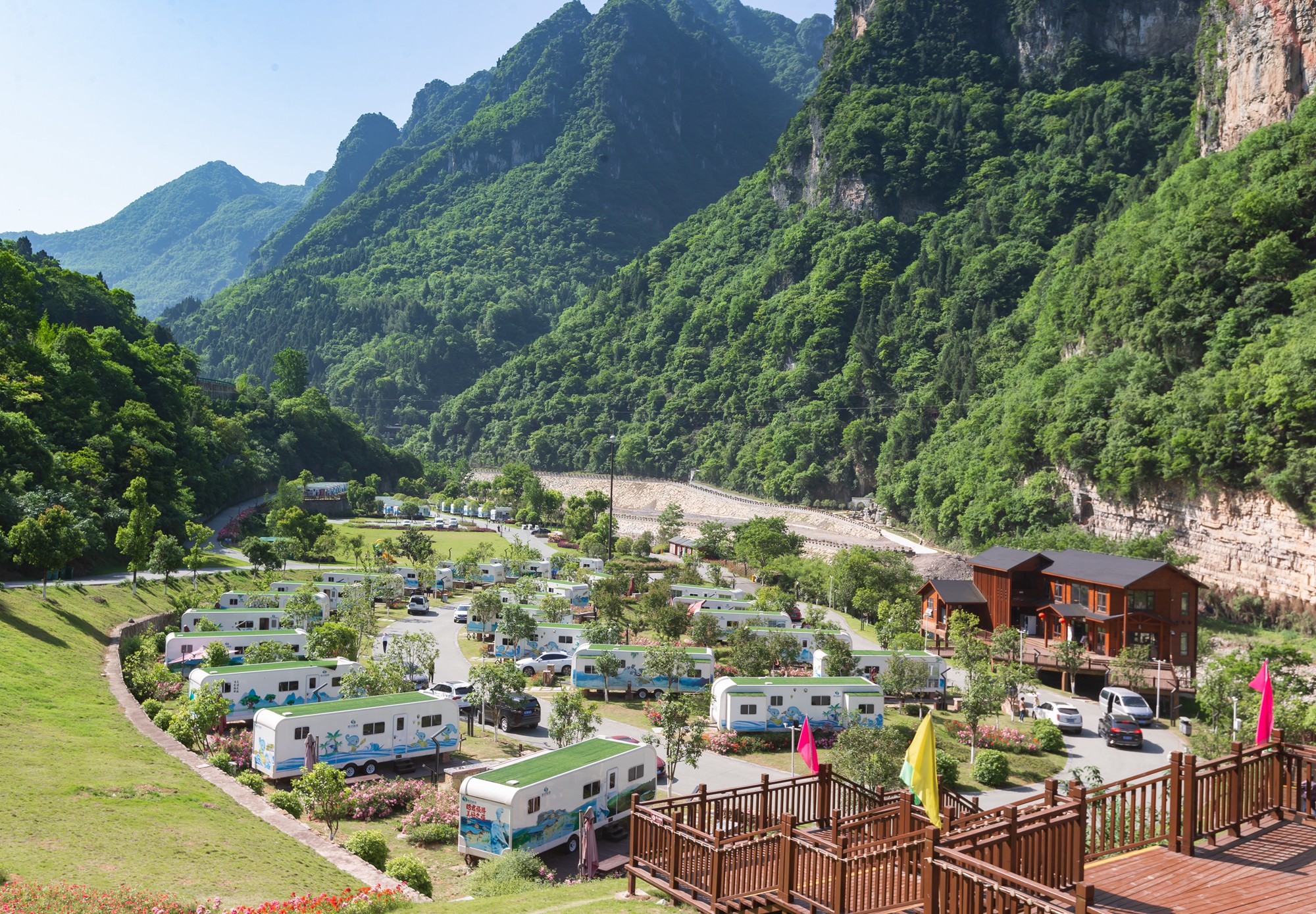 朝天吼房车露营基地共有四十多台房车,低密度分布提供舒适的空间距离