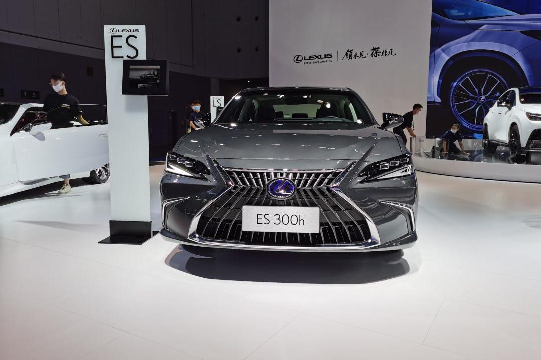 外观方面,新车采用雷克萨斯最新家族式设计,前脸部分,新车采用标志性