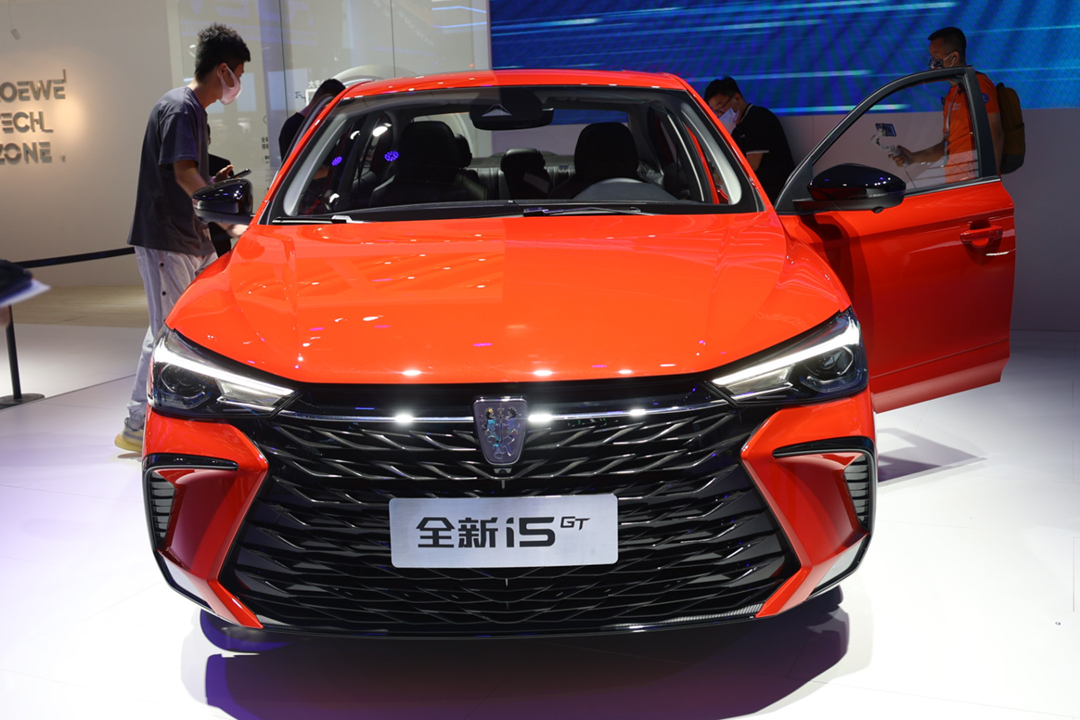 2021成都车展丨外观动感颜值高 全新荣威i5 gt上市 售8.79万元起