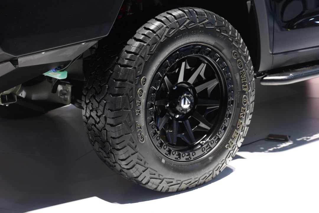 2021成都车展配备at胎提升越野能力荣威rx8改装版实拍