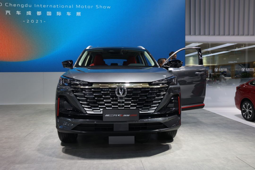 2021成都车展丨搭载蓝鲸动力1.5t发动机 一代长安cs55 plus实拍