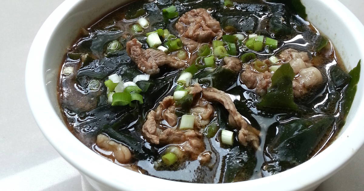 在锅里加入清水,放上牛肉海带,炖好即可.