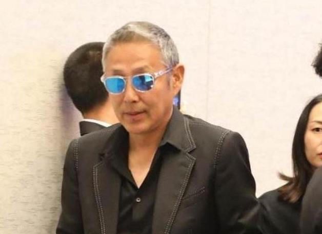 老戏骨陈道明近况曝光眼袋下垂严重满脸严重老年斑