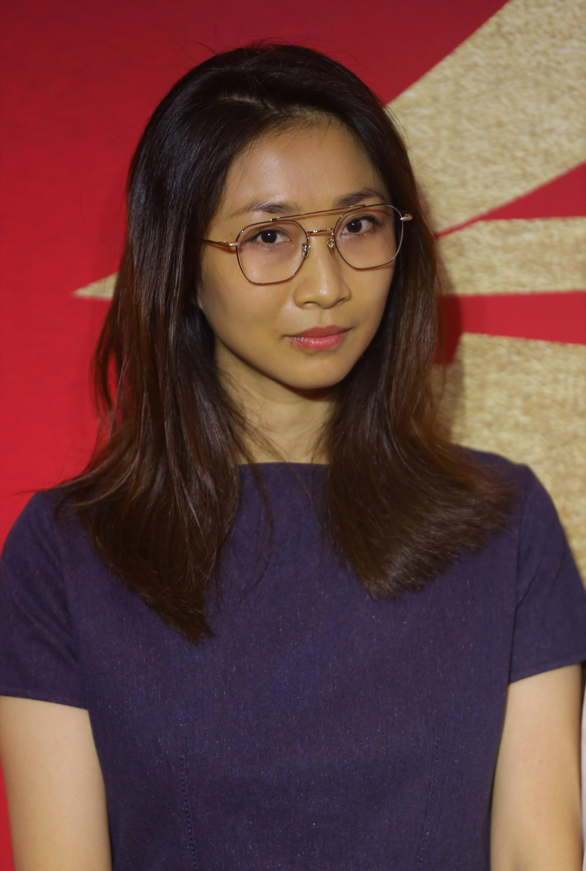 孙红雷小15岁老婆,穿紫色短裙简单朴素却难挡好气质,赚到了|王骏迪