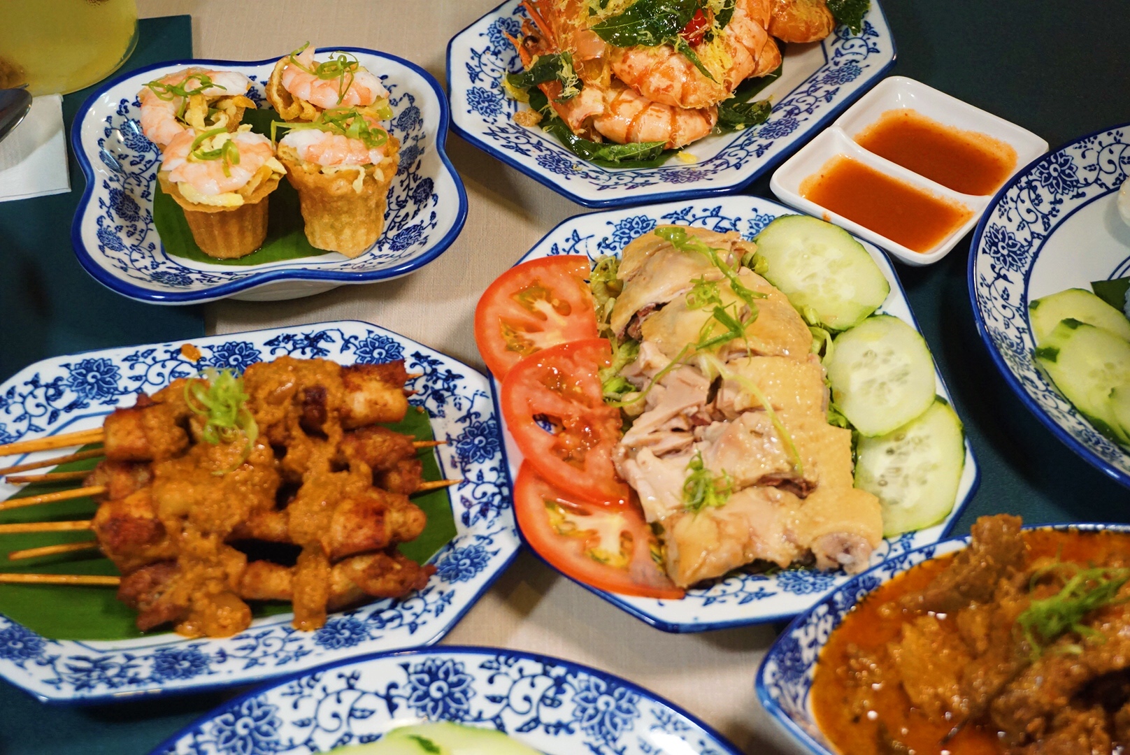 在骑楼老街下约一碗兰花饭马六甲的马来娘惹菜肴让人喜欢