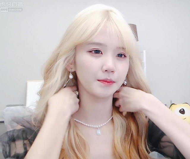 美颜功能有多强大井川里予直播卸妆六尾直言怎么一样啊