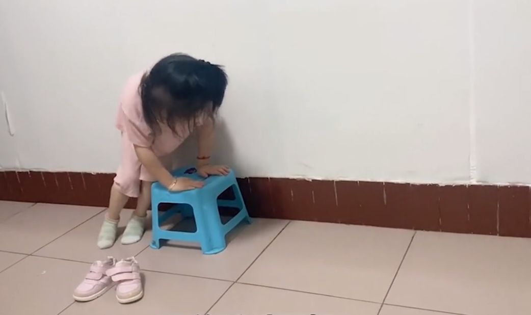 重庆5岁脑瘫女孩挑战自己穿衣服,因动作慢一句对不起让妈妈破防休闲区蓝鸢梦想 - Www.slyday.coM