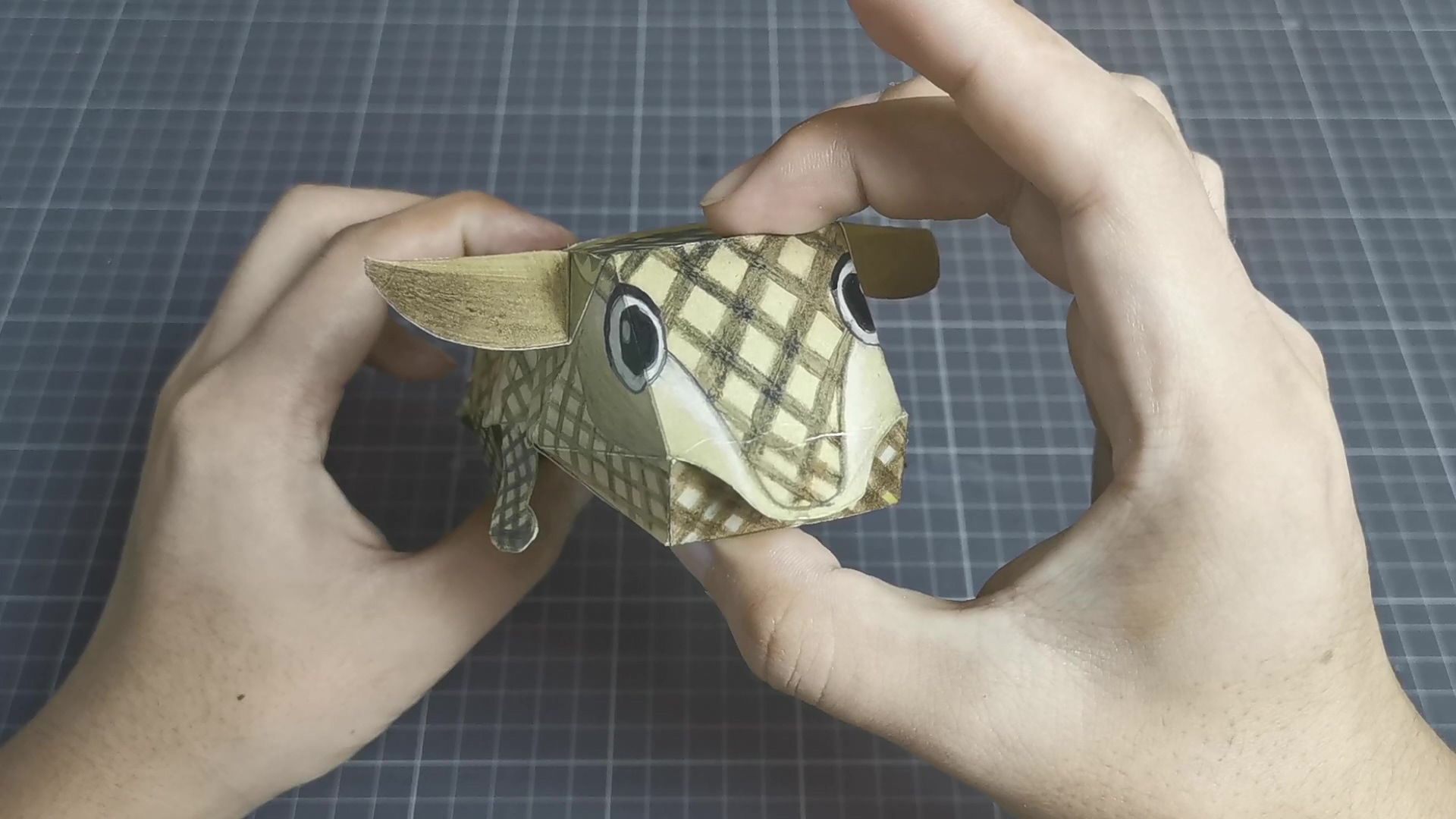 机关折纸教你做一只害羞的穿山甲轻轻一碰立刻缩成一团