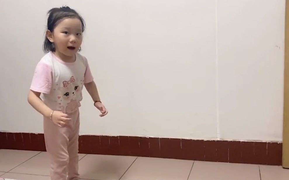 重庆5岁脑瘫女孩挑战自己穿衣服,因动作慢一句对不起让妈妈破防休闲区蓝鸢梦想 - Www.slyday.coM