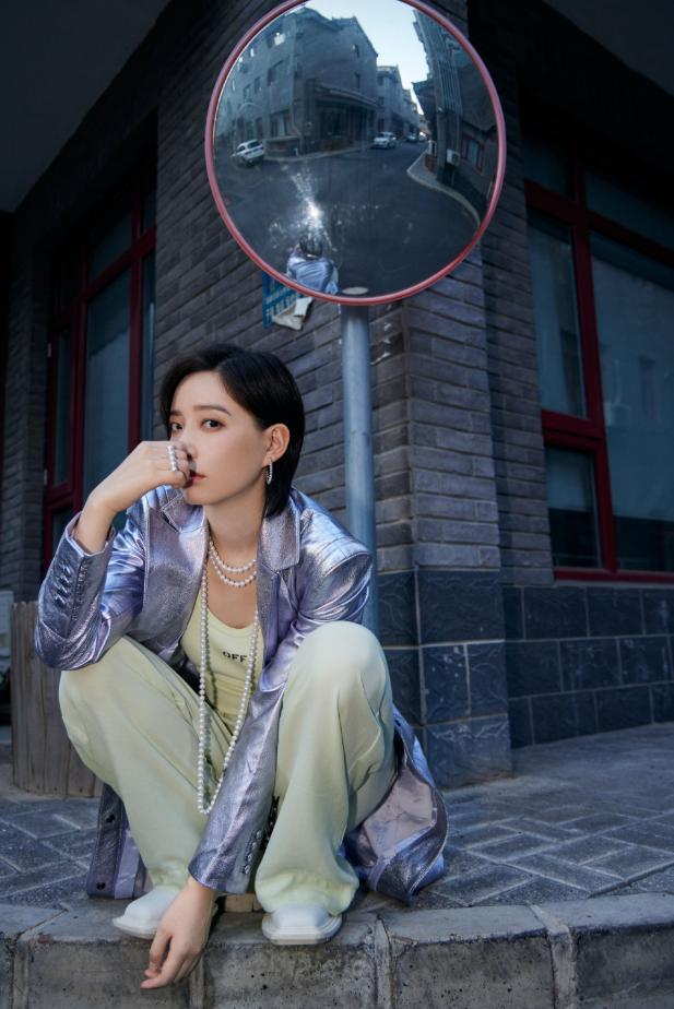 李斯丹妮时尚表现力满分金属质感未来风大衣珍珠项链别具一格