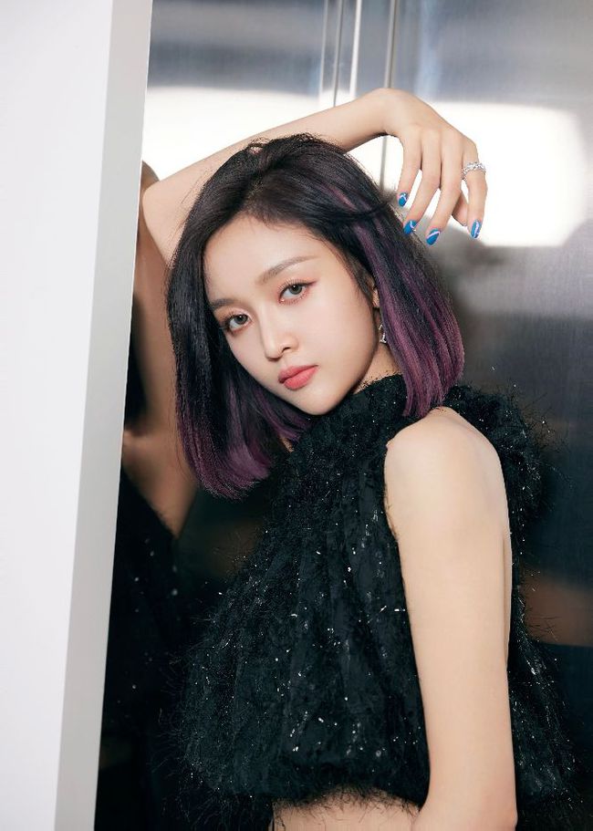 吴宣仪紫色挑染发型黑色喇叭长裤酷飒十足又飒又美的舞台风格