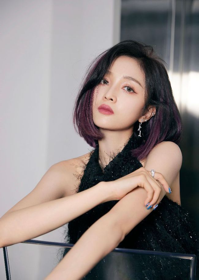 吴宣仪紫色挑染发型黑色喇叭长裤酷飒十足又飒又美的舞台风格