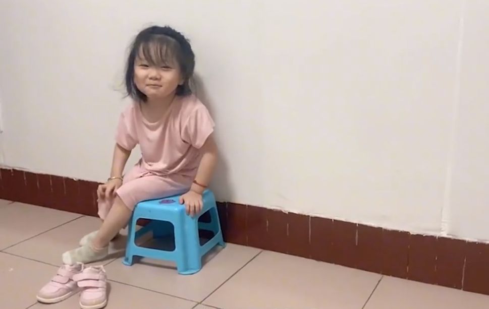 重庆5岁脑瘫女孩挑战自己穿衣服,因动作慢一句对不起让妈妈破防休闲区蓝鸢梦想 - Www.slyday.coM