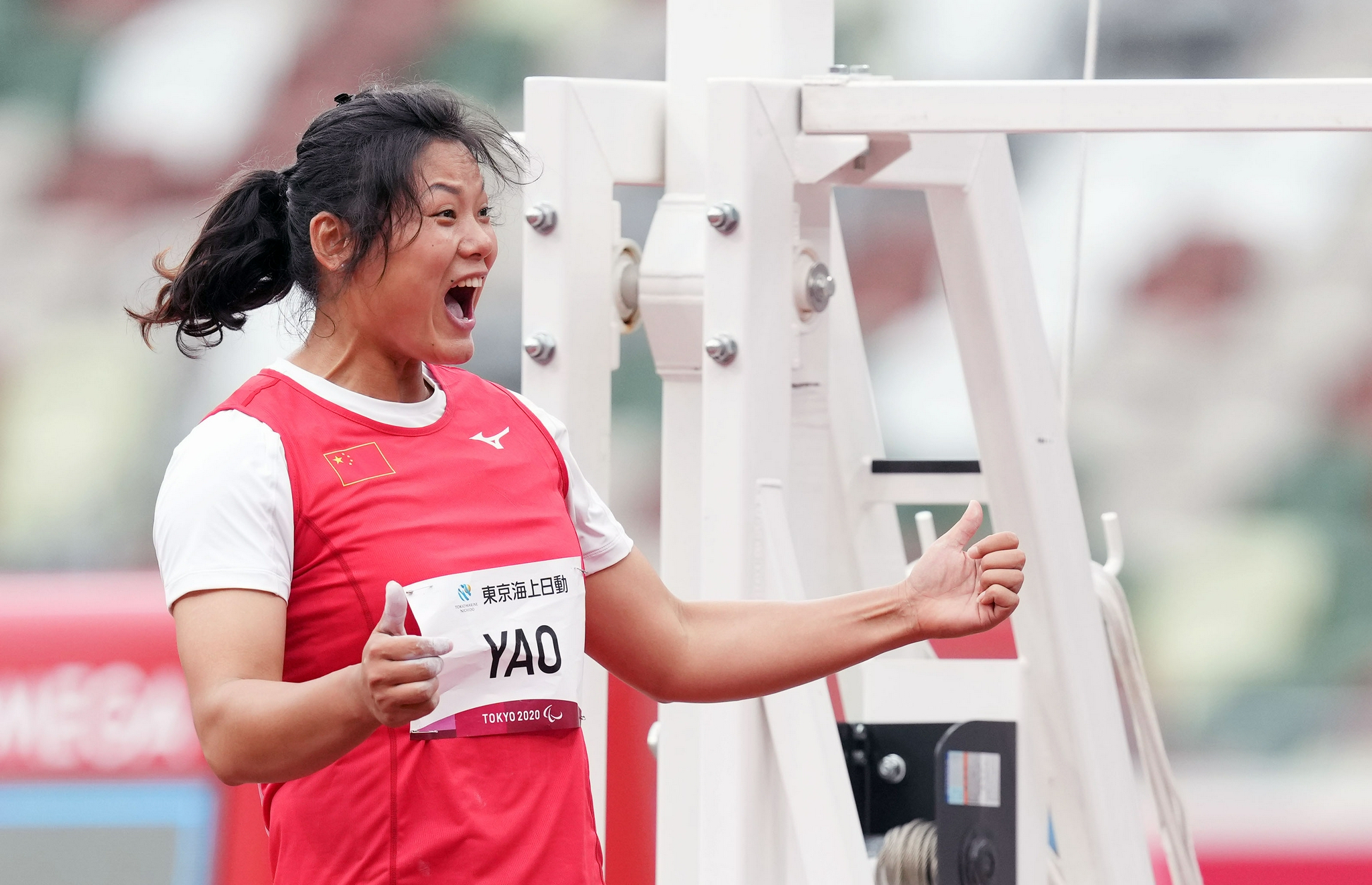 8月29日,中国选手姚娟(左)与杨月互相鼓励.新华社记者 才扬 摄