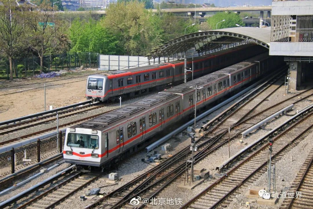 告别翻山越岭北京地铁1号线八通线贯通运营